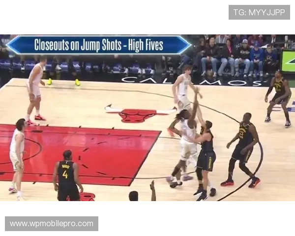 两连触球到底是什么？NBA与国际赛场判罚标准揭秘